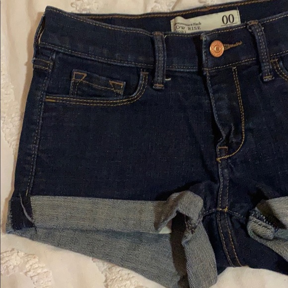 abercrombie low rise dark wash jean shorts - Picture 4 of 7
